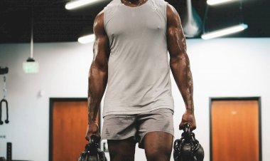 FRANCIS NGANNOU : DE RETOUR À LA SALLE DE SPORT AVEC UNE NOUVELLE MOTIVATION !